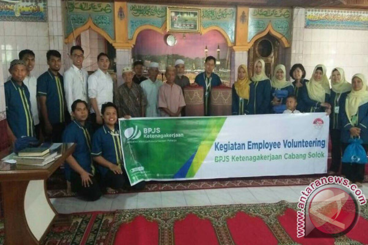 Jelang Idul Fitri, BPJS Ketenagakerjaan Solok Bersihkan Masjid