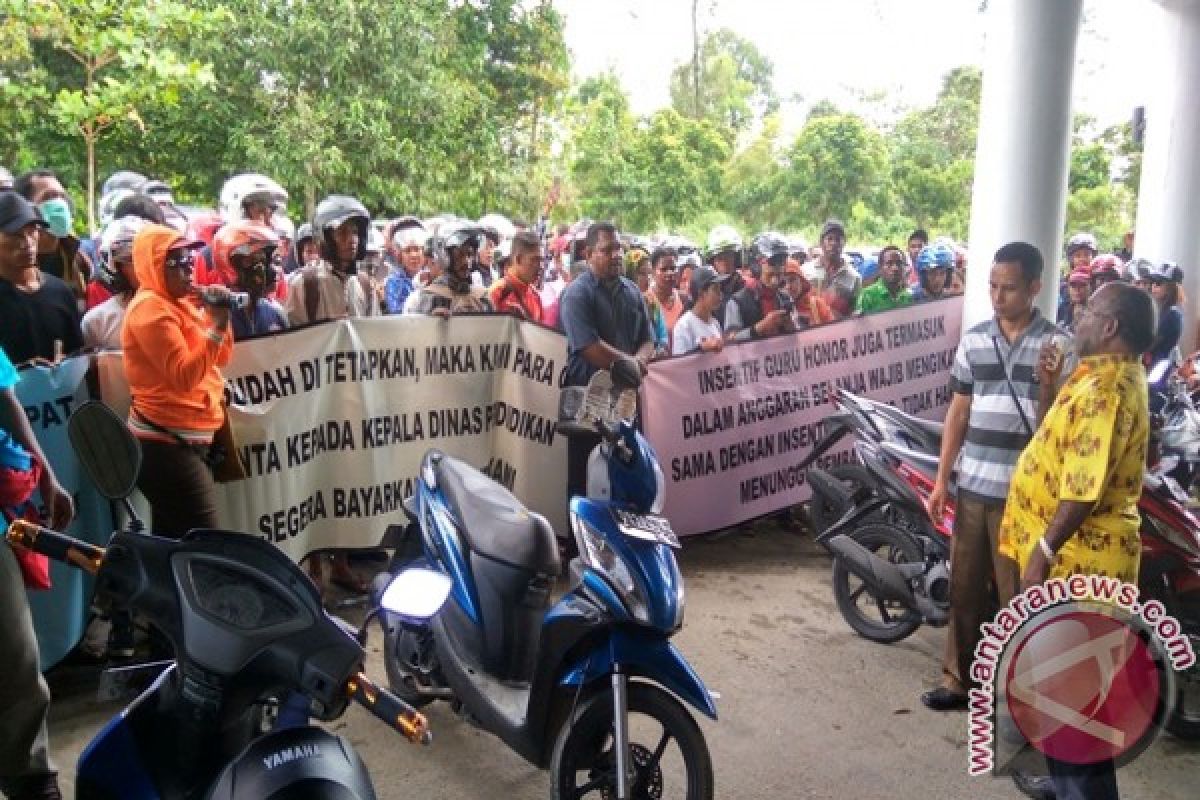 Seorang guru di Timika nyaris membakar diri