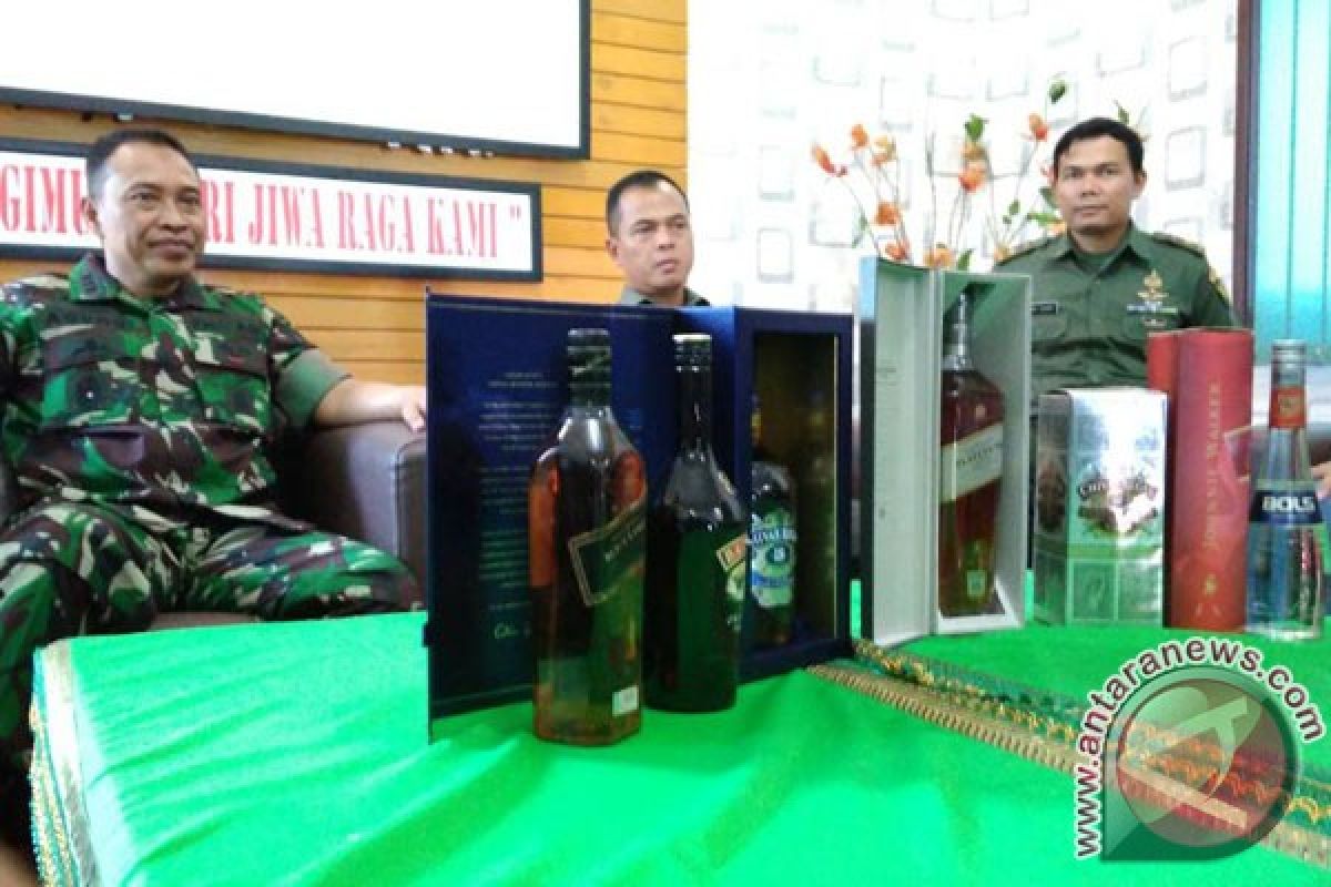 TNI Gerebek Pengoplos Minuman Keras Di Bengkulu