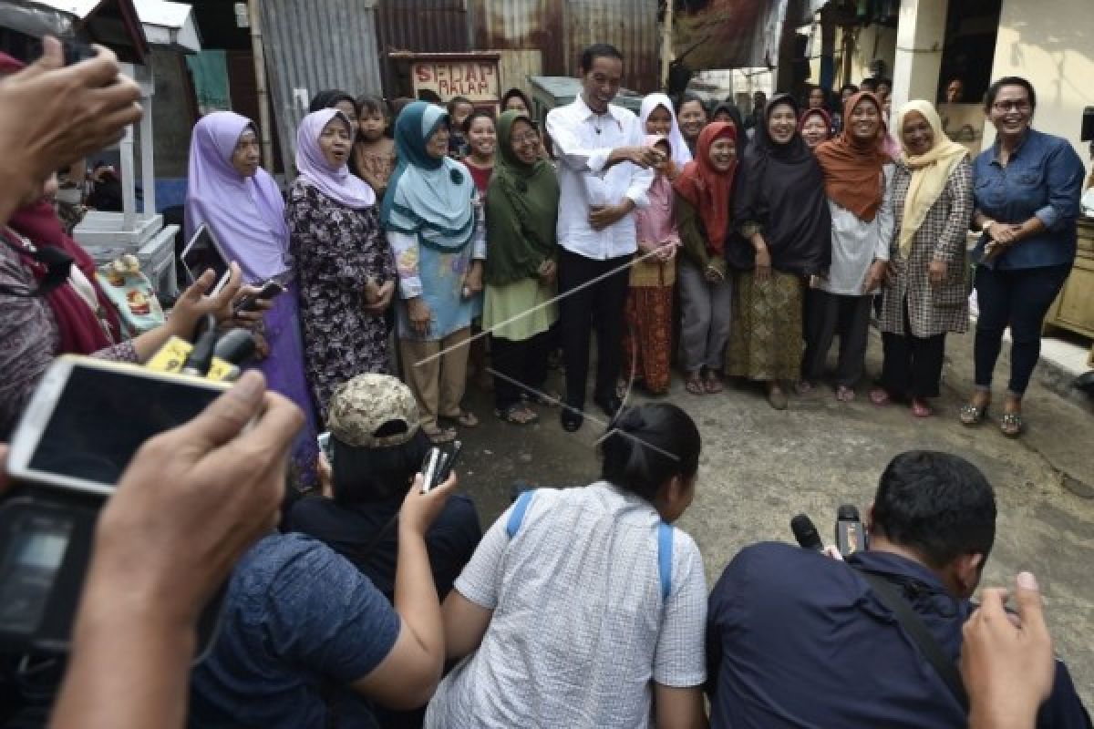 Jokowi "blusukan" ke pemukiman padat Jakarta