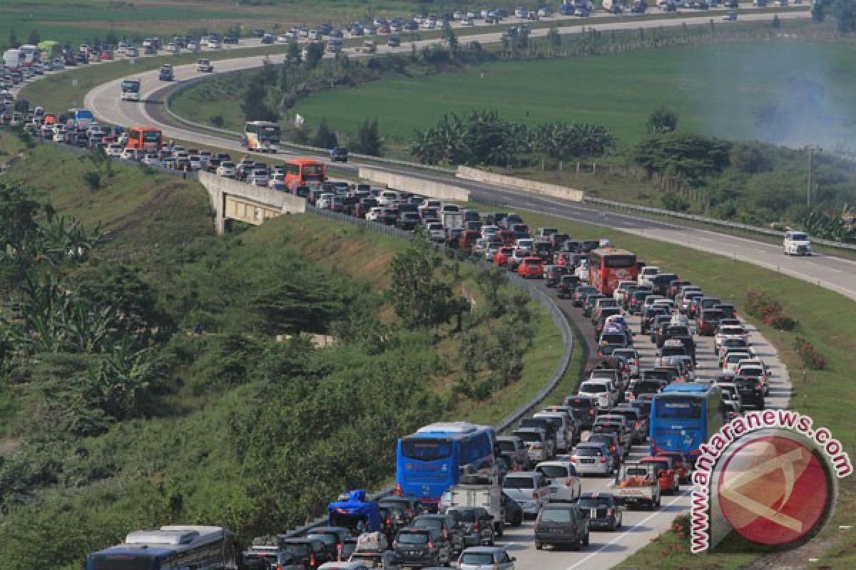 Jumlah kendaraan keluar GT Palimanan Jumat siang berkurang