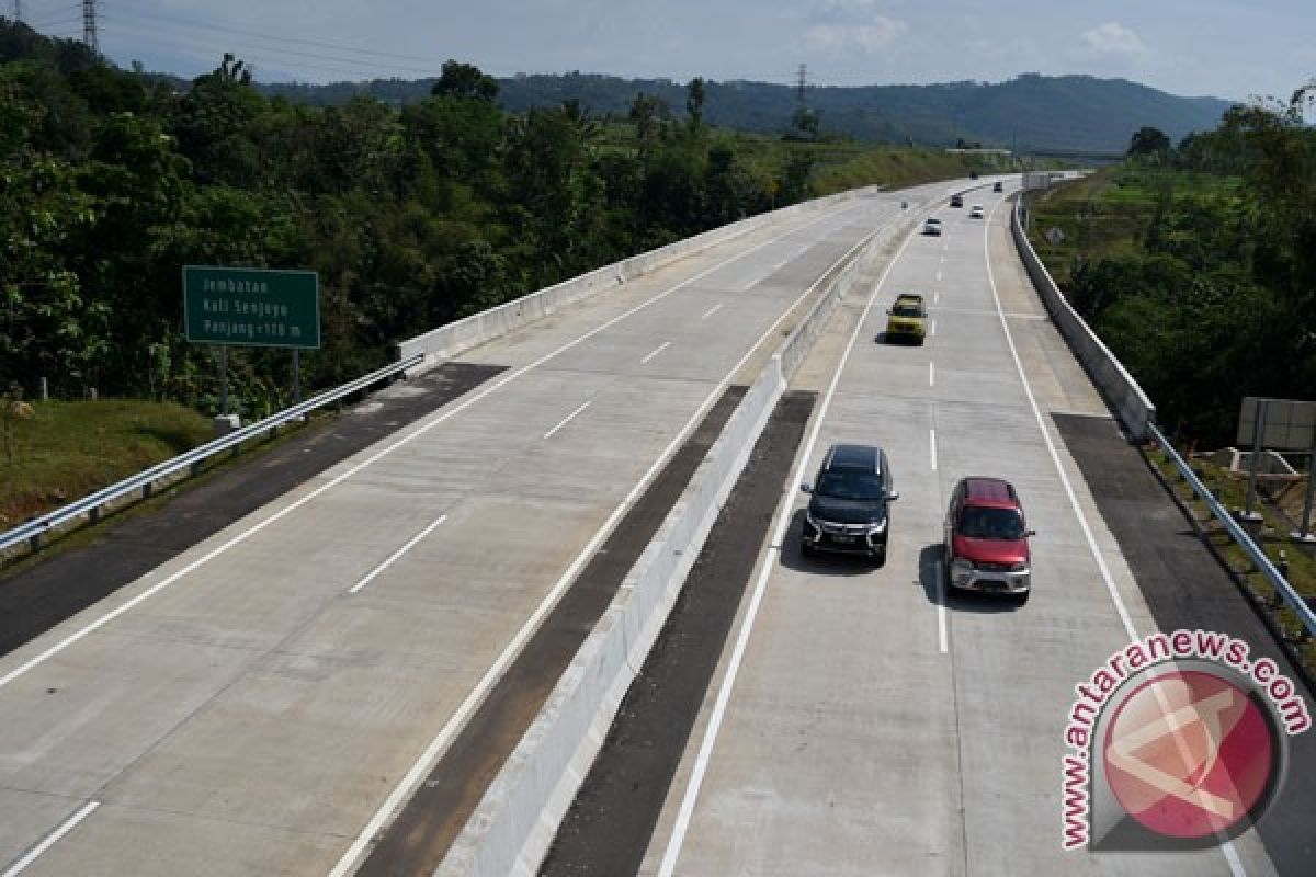 Tol Bawen padat di hari kedua Lebaran