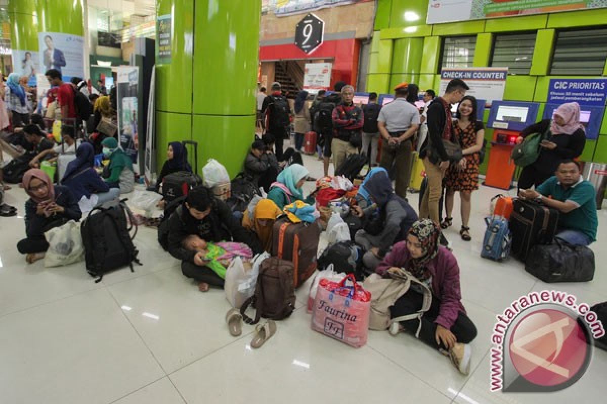 Jumlah penumpang di Stasiun Gambir berangsur normal