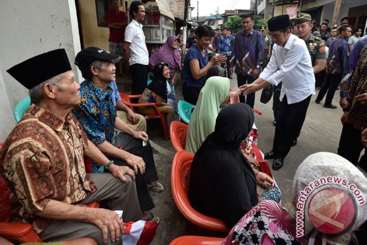 President Jokowi visits densely populated areas in Jakarta