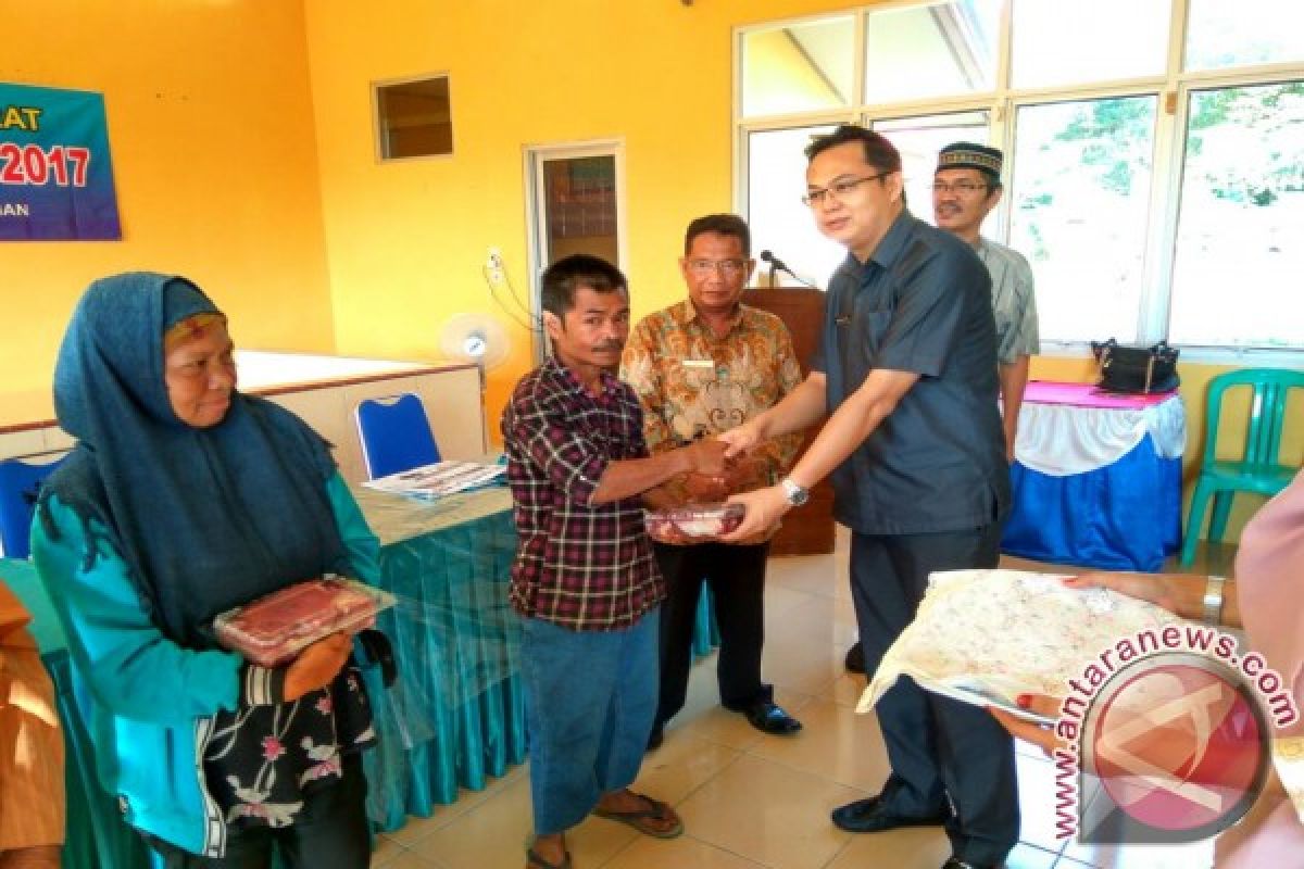 Pemerintah Kabupaten Bangka Barat Bagikan 3.200 Paket Daging Sapi