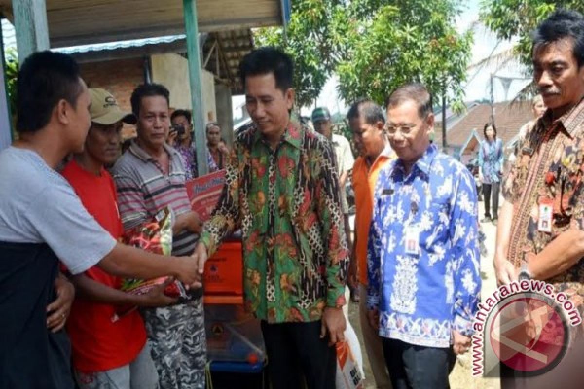 Bupati Barut Serahkan Bantuan Kebakaran Gang Kinibalu