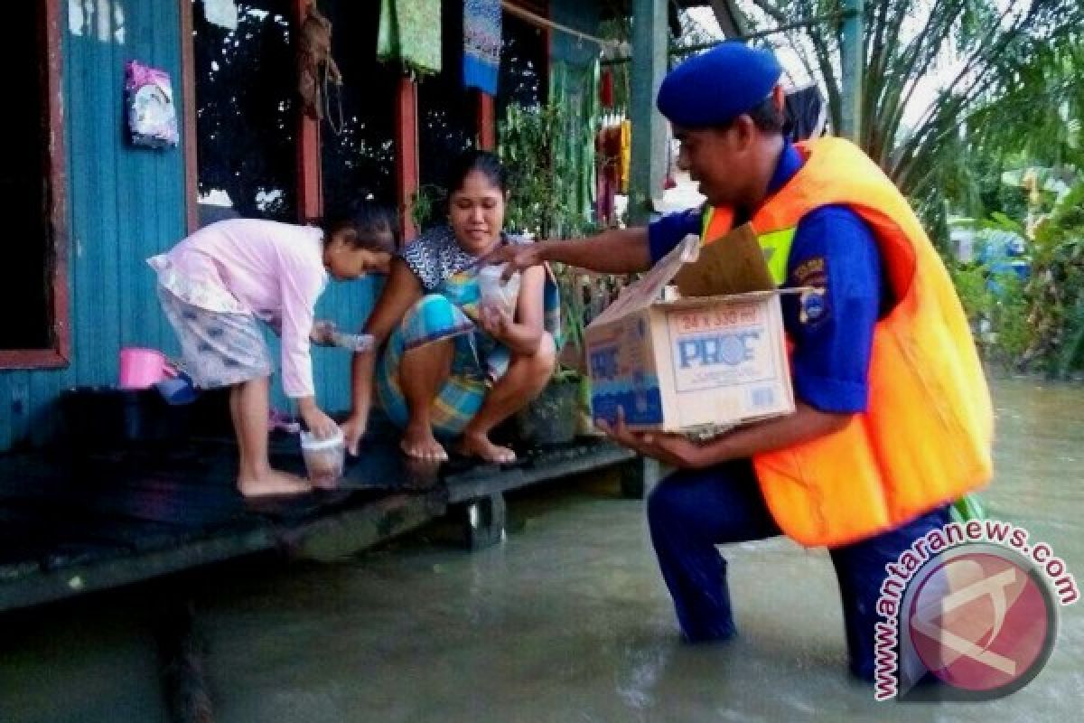 Satpolairud Bagikan Takjil Untuk Korban Banjir