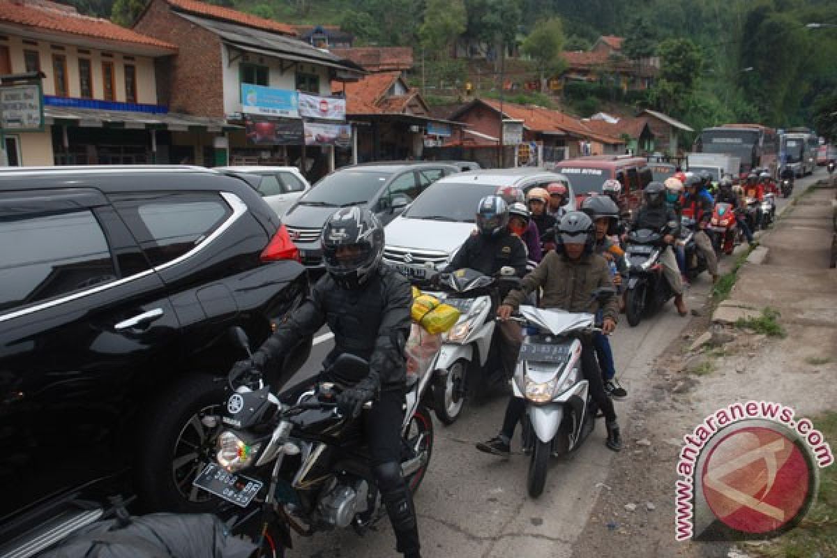 Bus mogok sebabkan kemacetan di Nagreg