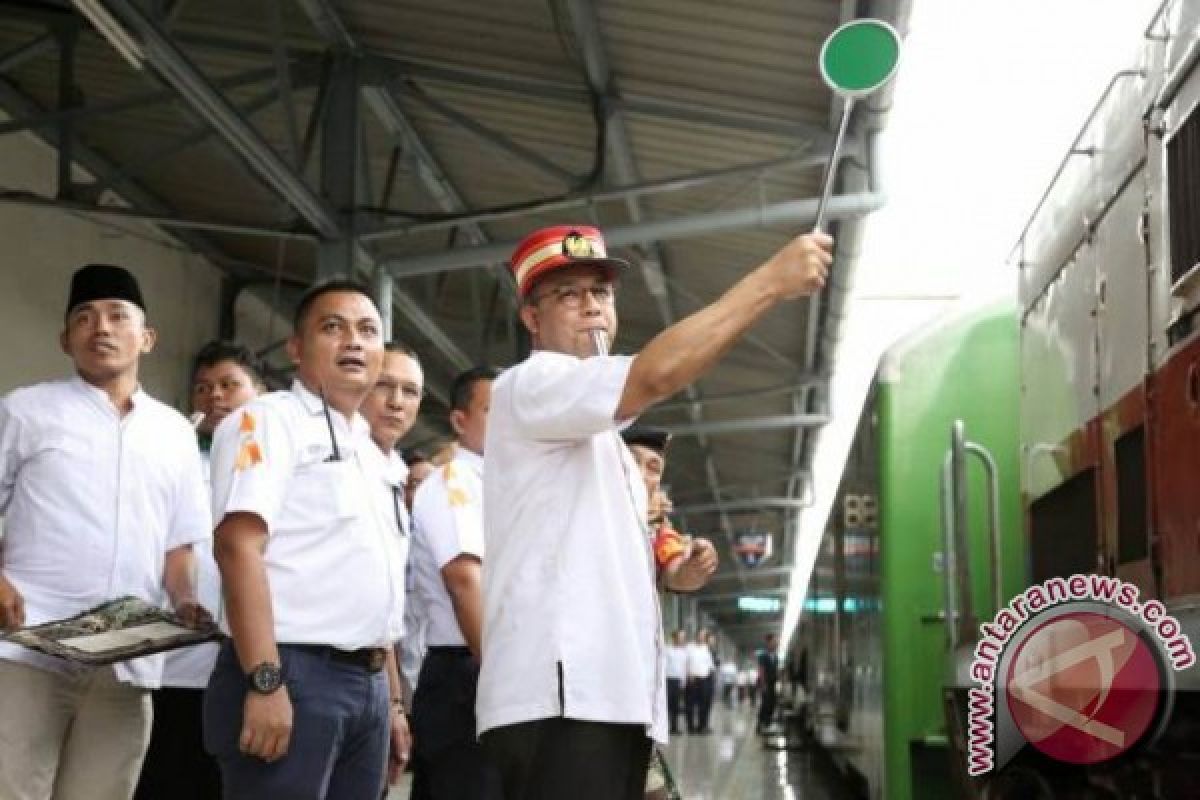 Anies lepas pemudik di Stasiun Senen