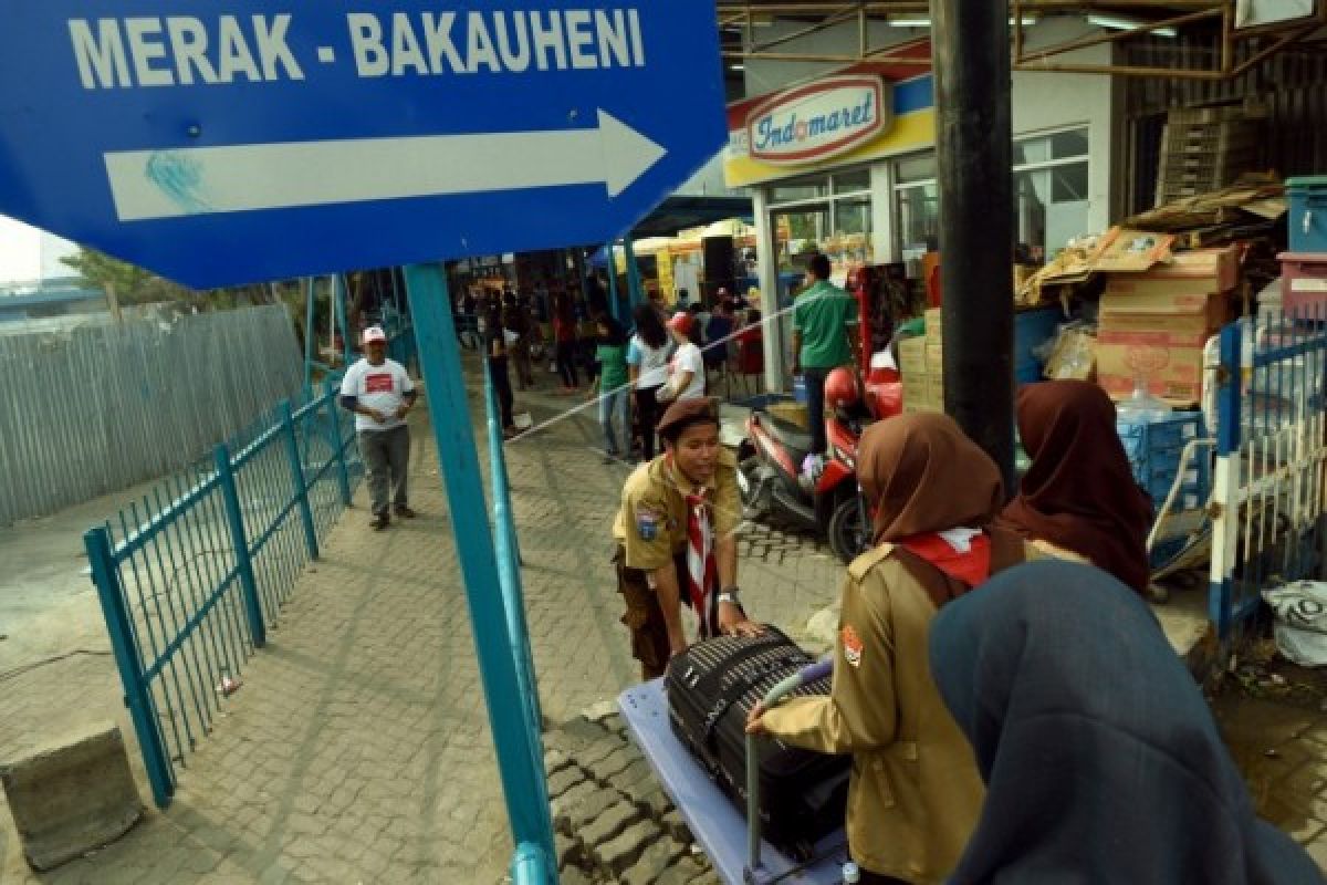 Penumpang pejalan kaki Pelabuhan Merak masih padat