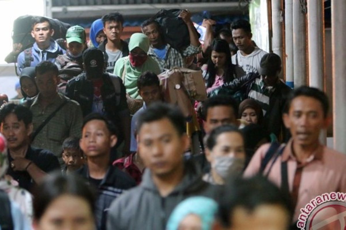 Ribuan Pemudik Masuki Terminal Rajabasa Pada H-3 