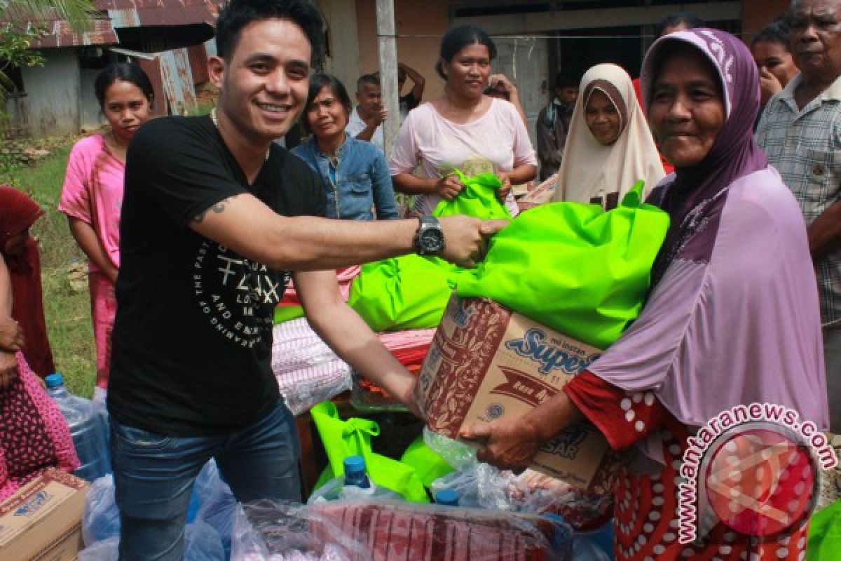 Korban Banjir Tolitoli Bersihkan Permukiman Dari Lumpur