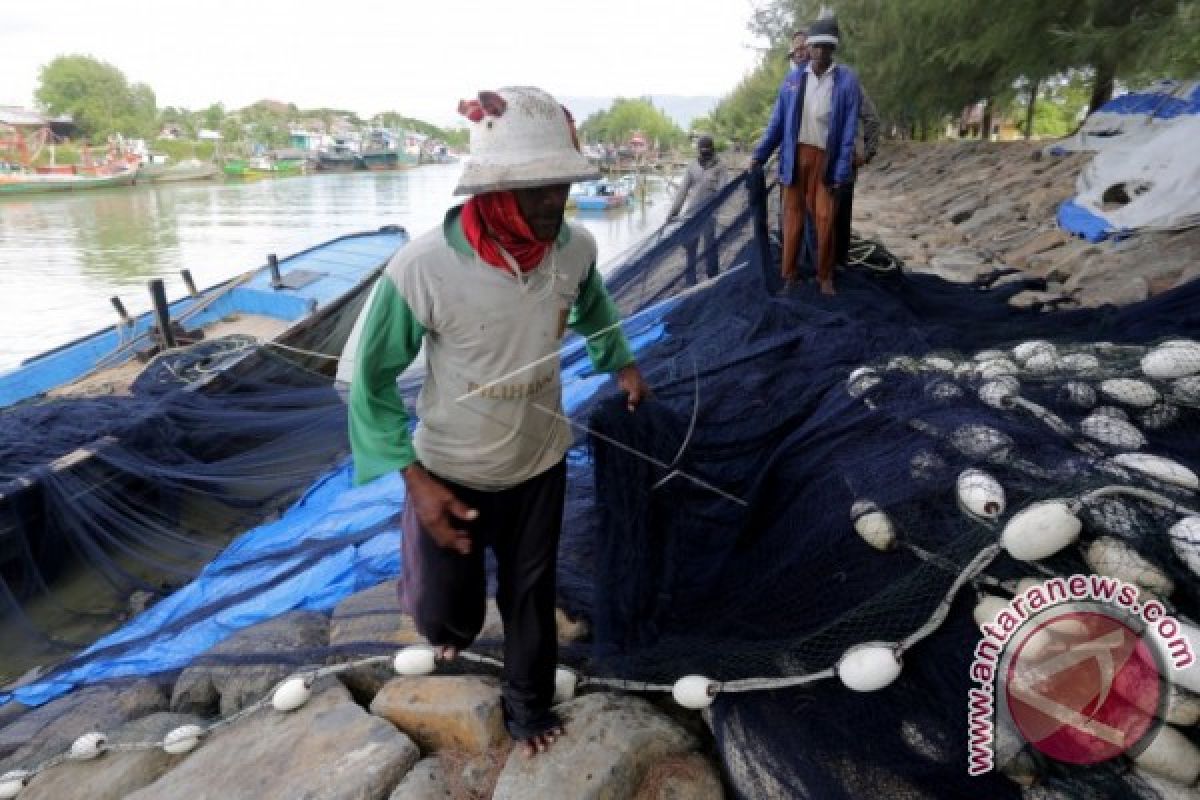 Nelayan Aceh Barat Belum Melaut