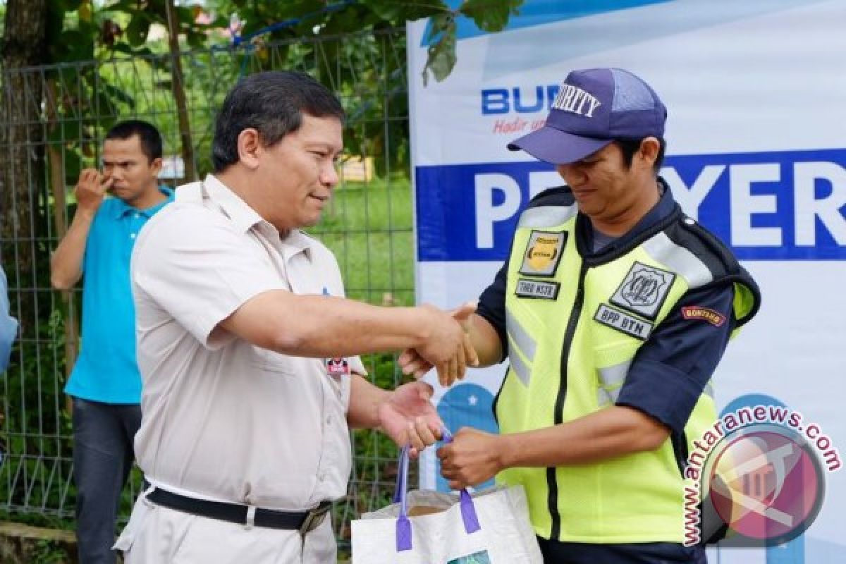 Pupuk Kaltim Bagikan Bingkisan Lebaran bagi Masyarakat Sekitar Perusahaan