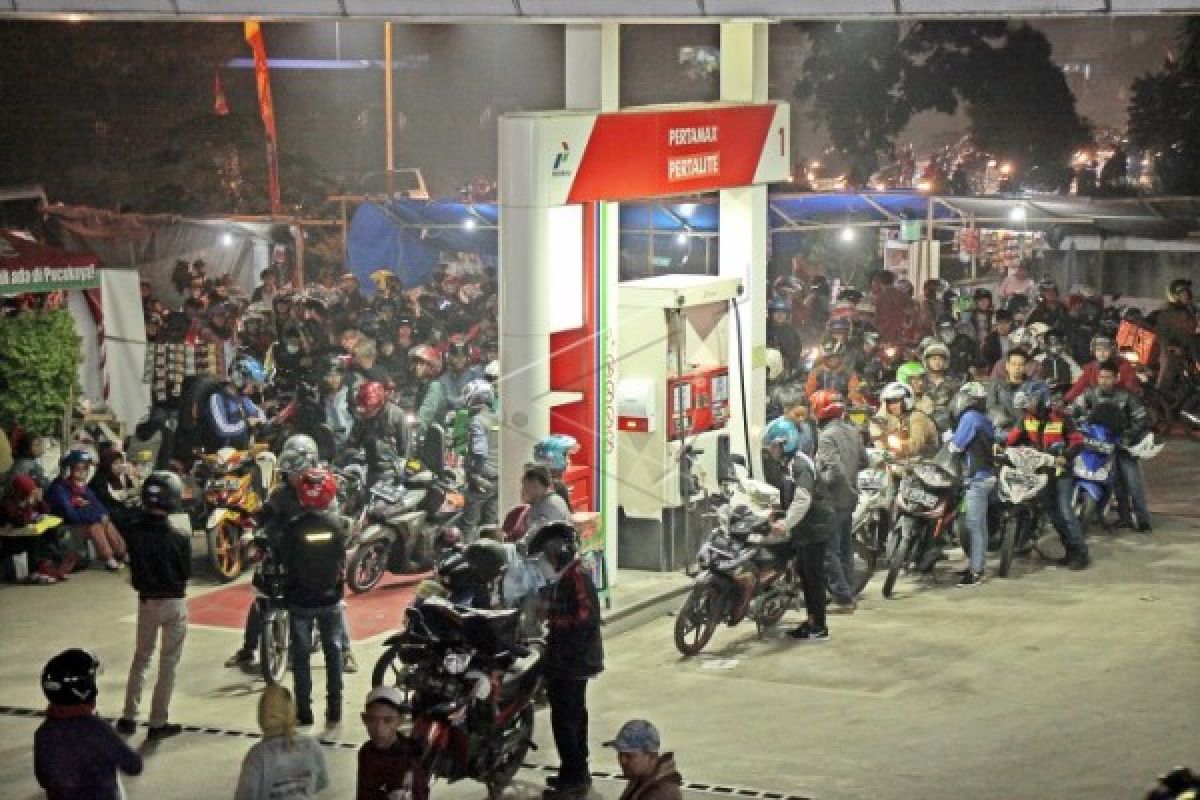 Pemudik motor di Pantura Indramayu 'mengular'