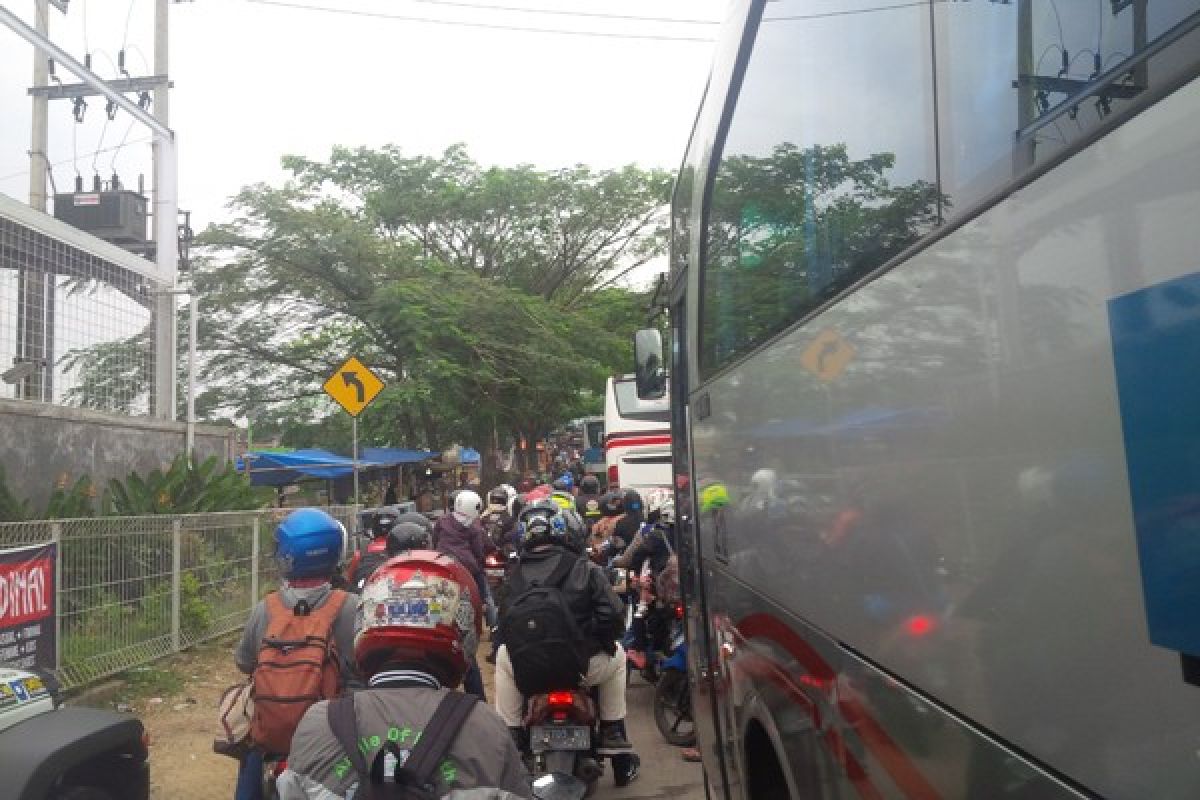 35.818 sepeda motor lewati Nagreg pagi hingga siang ini