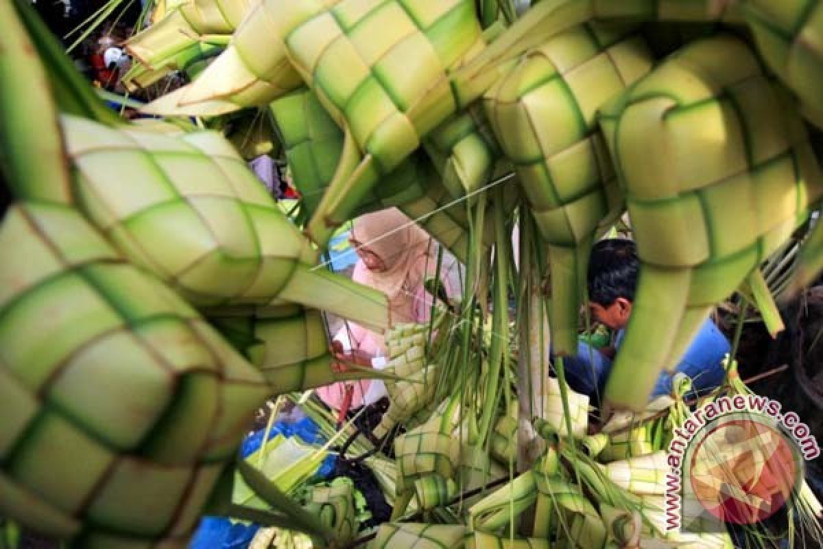 Selongsong Ketupat Laris Manis Sambut Idul Fitri