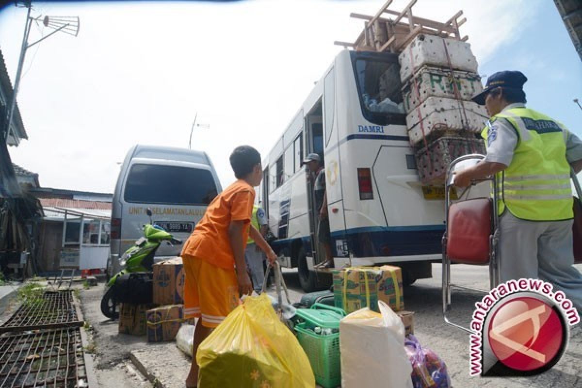  Arus Mudik  Di Terminal Bus Mamboro Membludak 