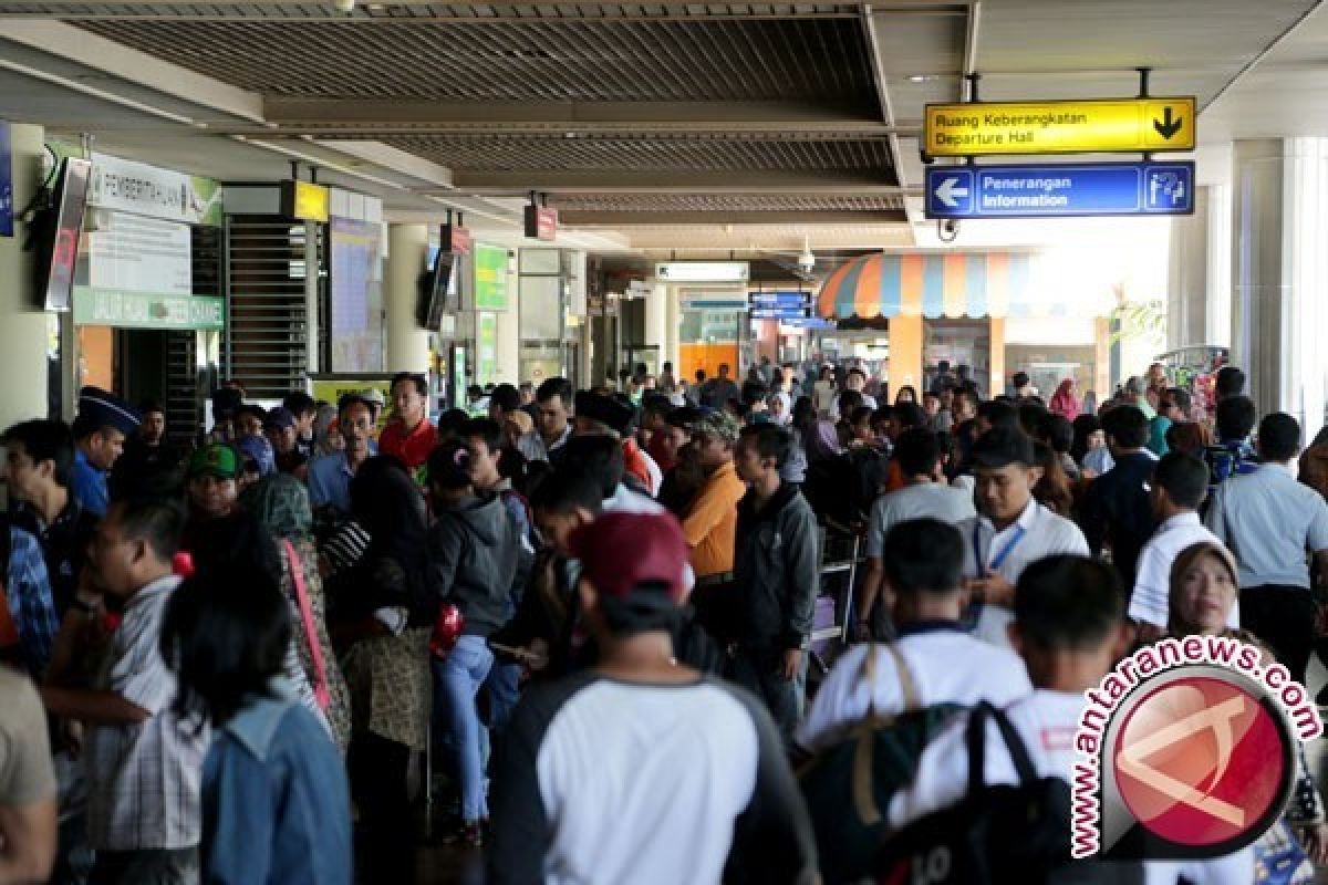 Penumpang Lion Air protes ditelantarkan di Palu