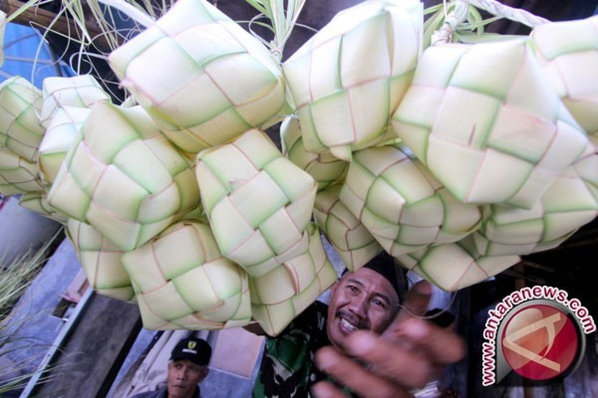 Pengrajin daun ketupat raup keuntungan