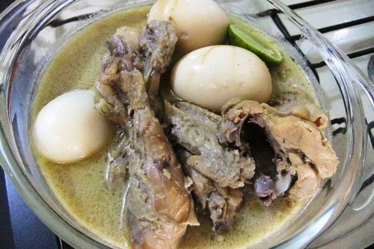 Opor ayam menu utama "open house" Bogor