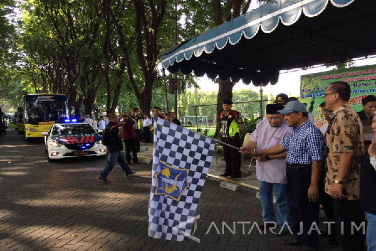 La Nyalla Berangkatkan 13 Bus Mudik Gratis