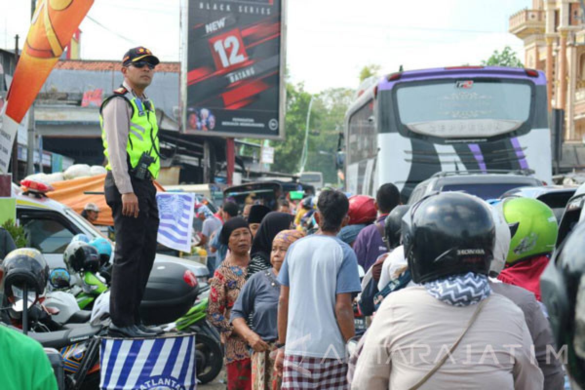 Jalur Mudik Bangkalan Macet Akibat Pasar Tumpah