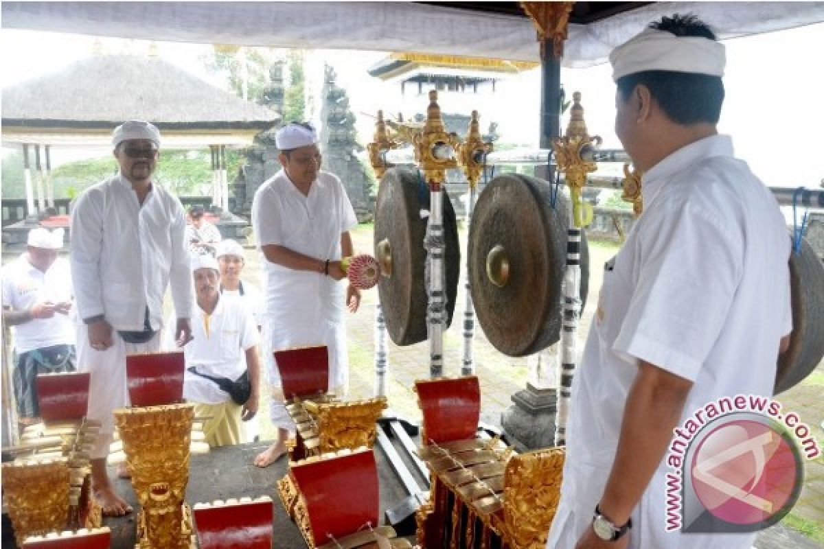 Pemkot Denpasar Serahkan Bantuan Gamelan Gong