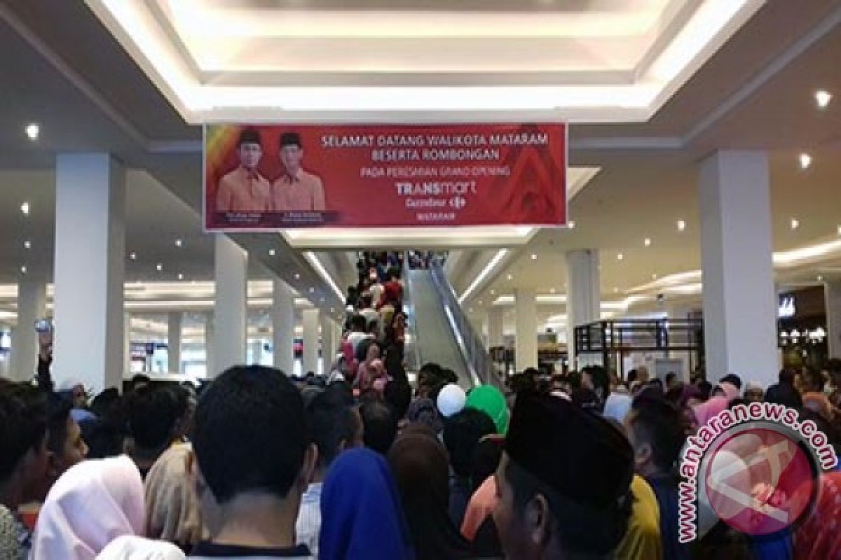 Ribuan Warga "Serbu" Transmart Carrefour Mataram