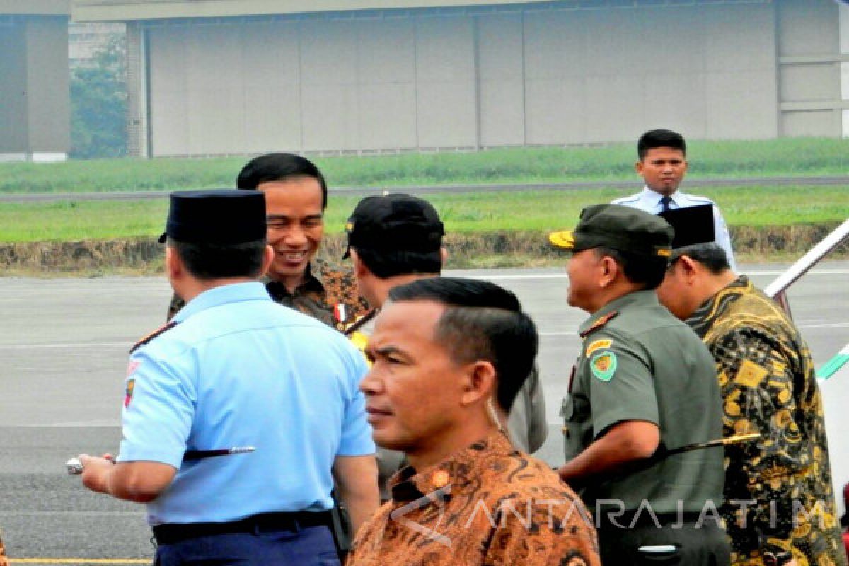 Jokowi Tiba di Bandung Jenguk Solihin GP