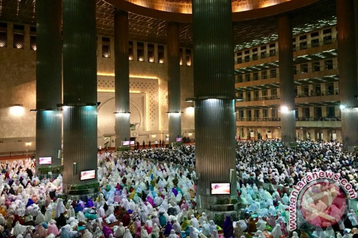 Jokowi, Kalla perform Eid Fitr prayers at Istiqlal Mosque