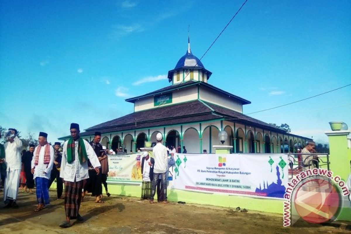 Jemaah Padati Masjid Tertua Kalimantan Utara