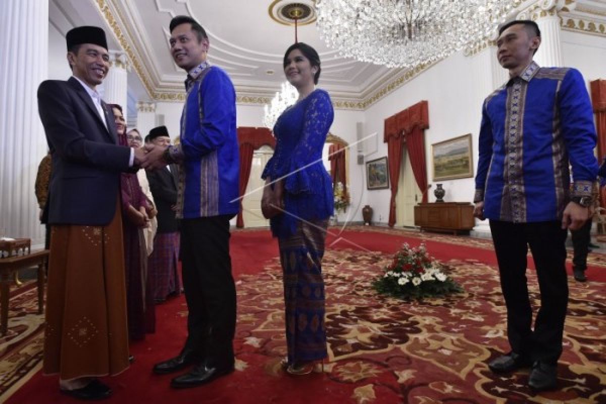 Senyum Jokowi di "Open House", Anies, Sandi dan AHY Hadir