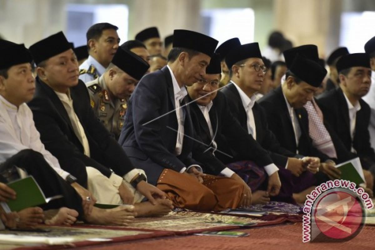 Jusuf Kalla Sholat Idul Fitri di Mesjid Istiqlal