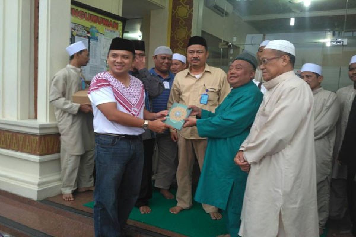 Gubernur Lampung Ridho Ficardo Menunaikan Zakat Fitrah Di Masjid Al-Mubaligh