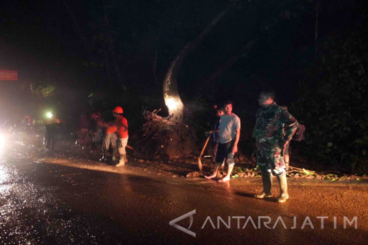 Jalur Mudik Gumitir Macet Total Akibat Tanah Longsor