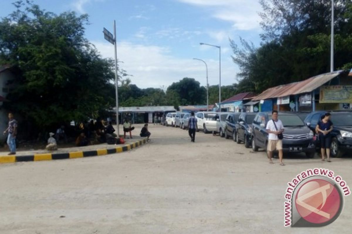 100-an Kendaraan Antre di Pelabuhan Tanjungkalian