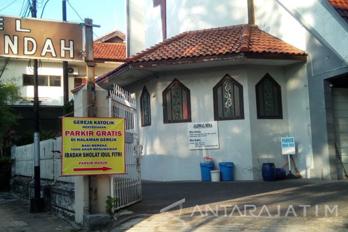 Gereja Sediakan Parkir Gratis Bagi Jamaah Muslim