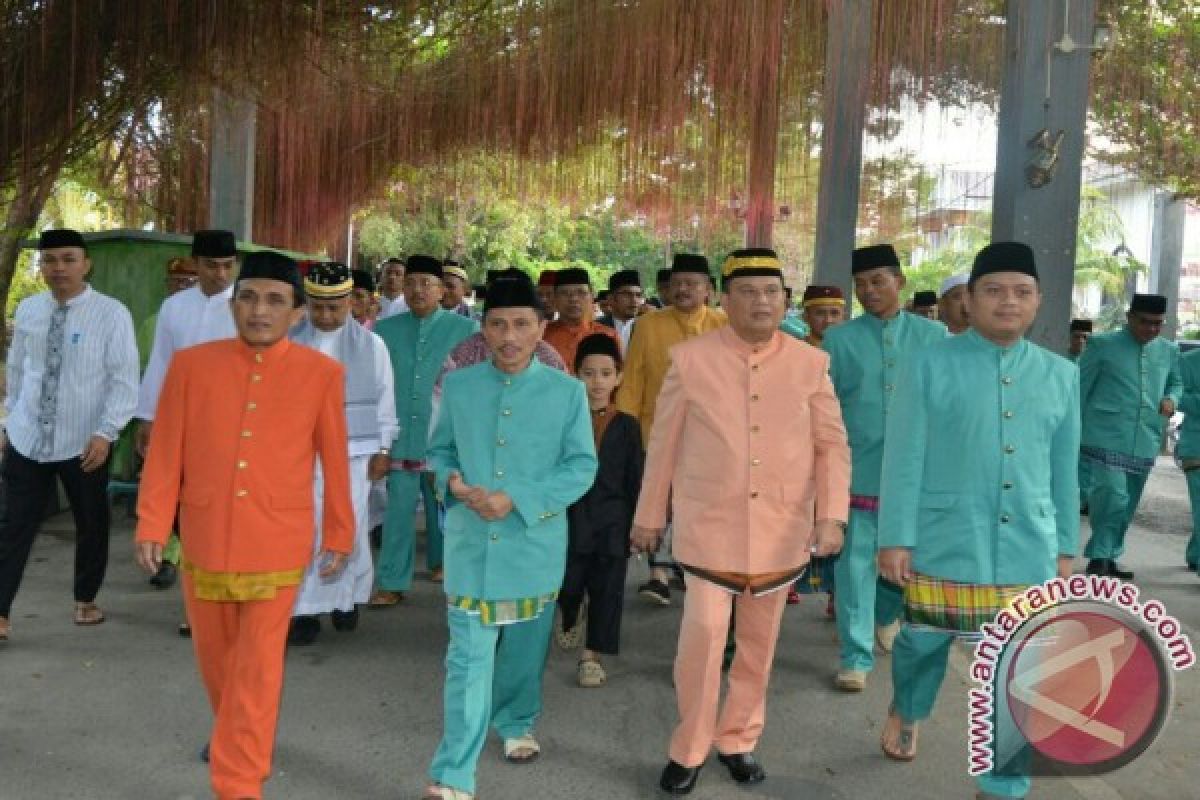 Bupati-Wabup Gorontalo Salat Ied Di Masjid Baiturrahman