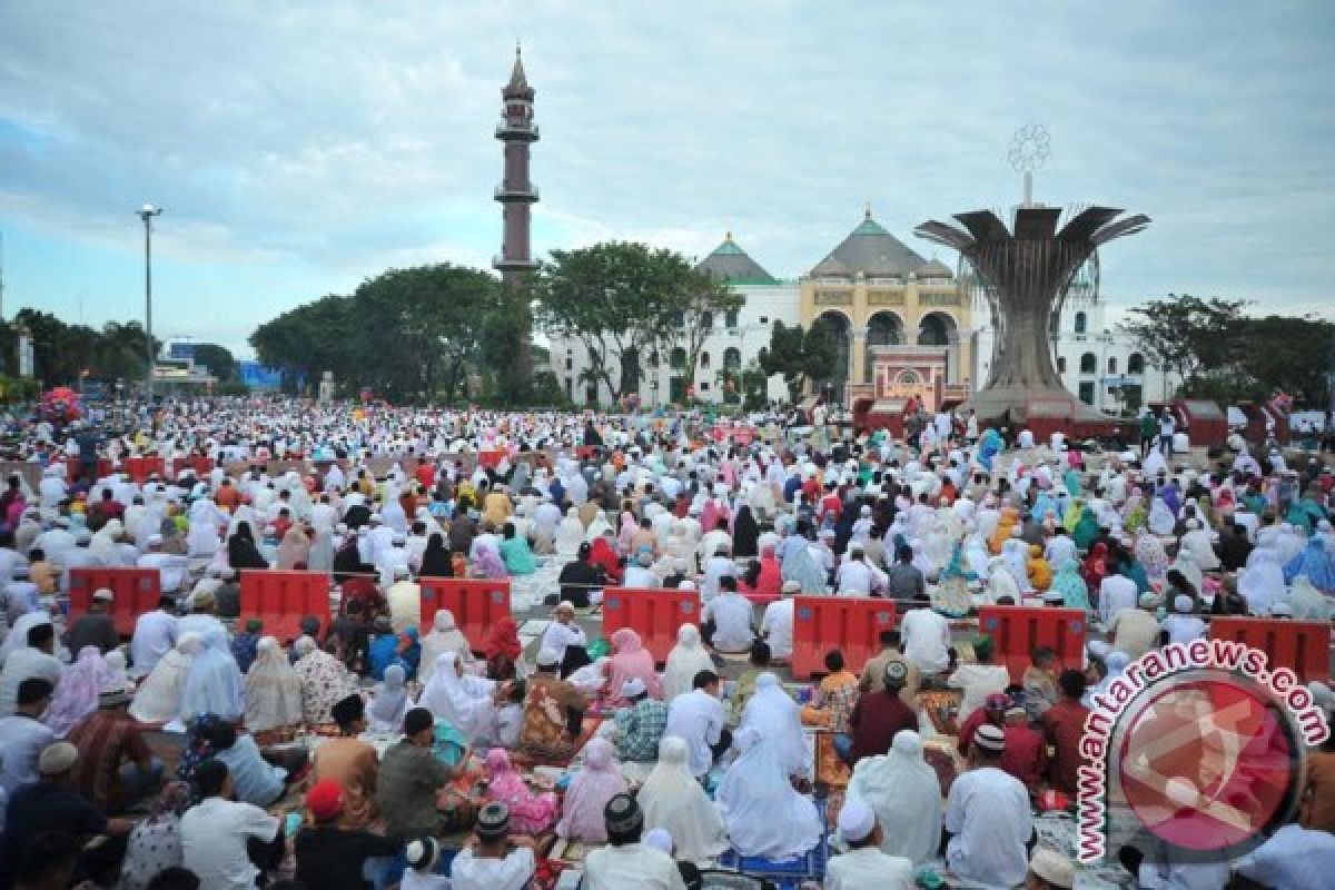 Sampah koran berserakan usai Shalat Idul Fitri