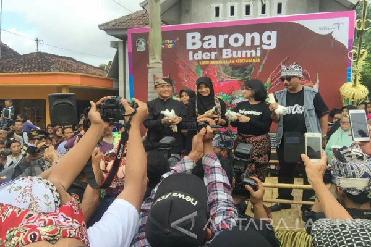 Menpar Keliling Desa Ikut Atraksi Wisata Budaya di Banyuwangi