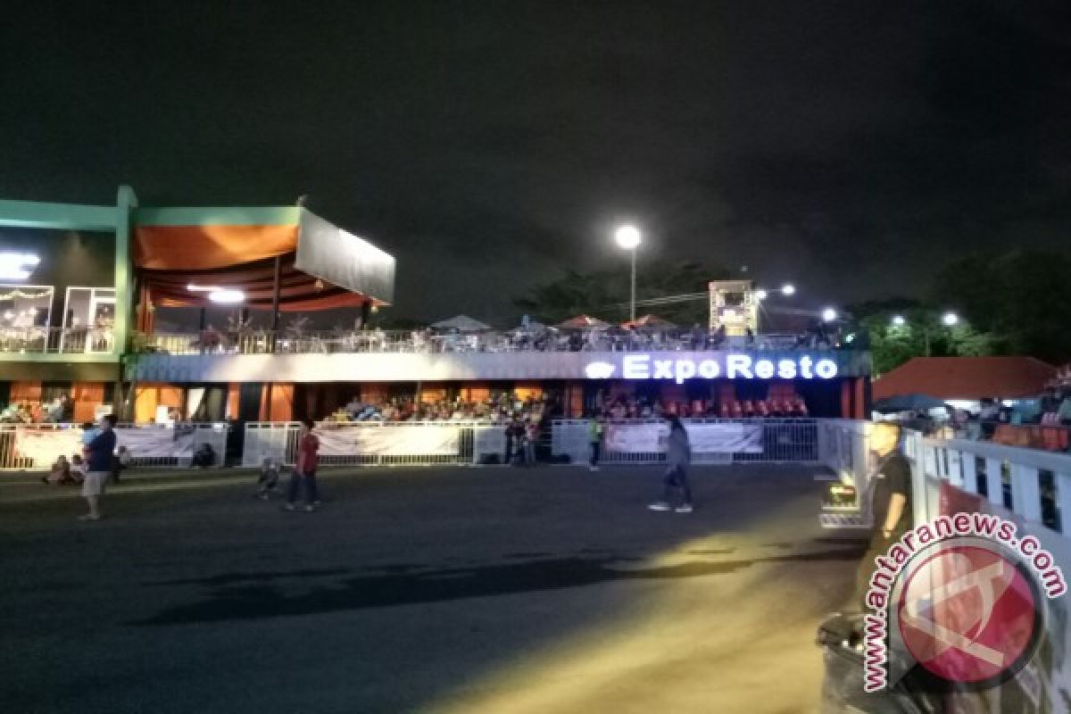 Menikmati konser dari Expo Resto Jakarta Fair