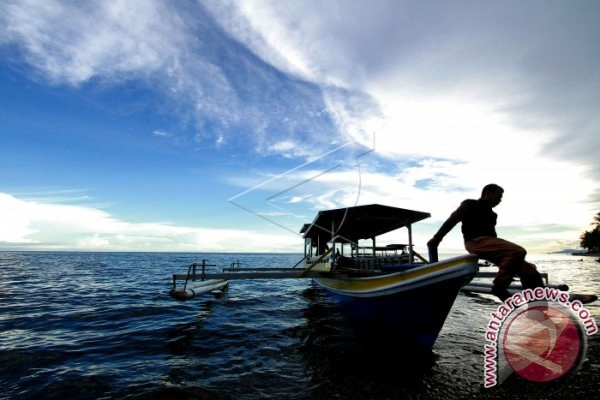 Warga Kunjungi Pantai Botutonuo Pada Libur Lebaran