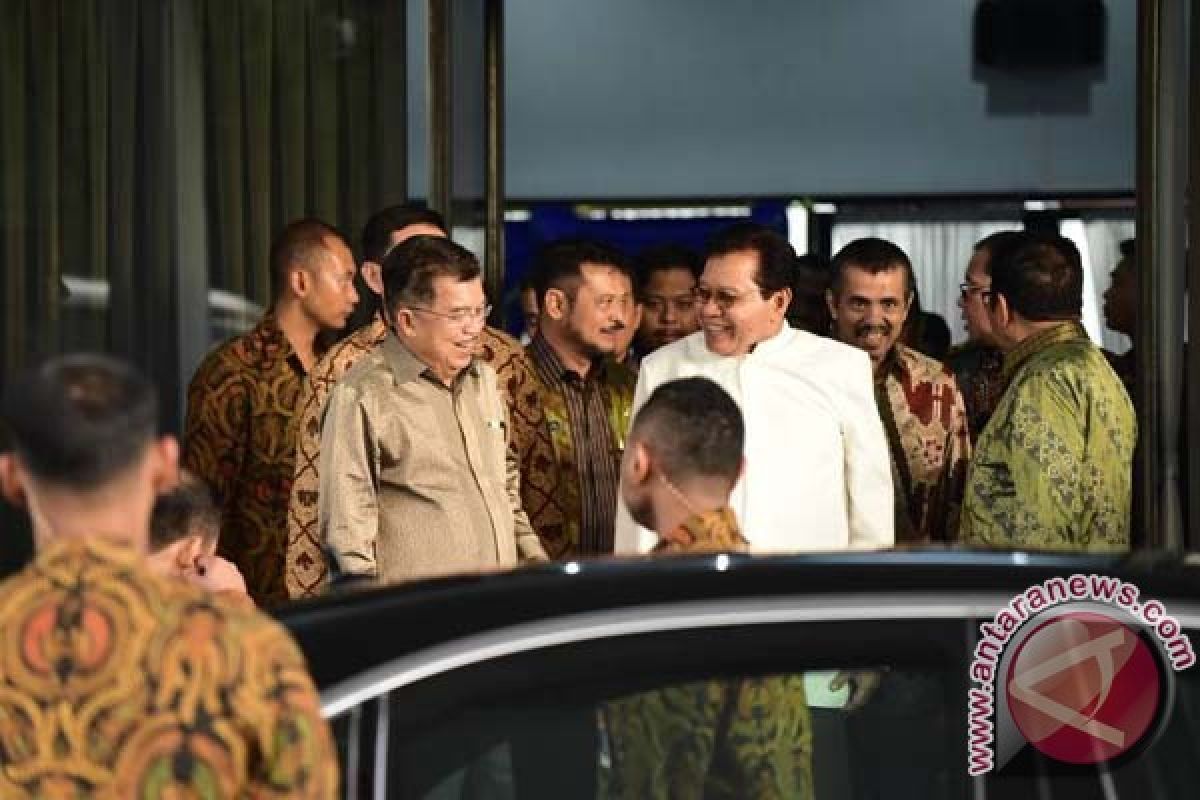 Gubernur Sulsel Jemput JK Di Bandara 