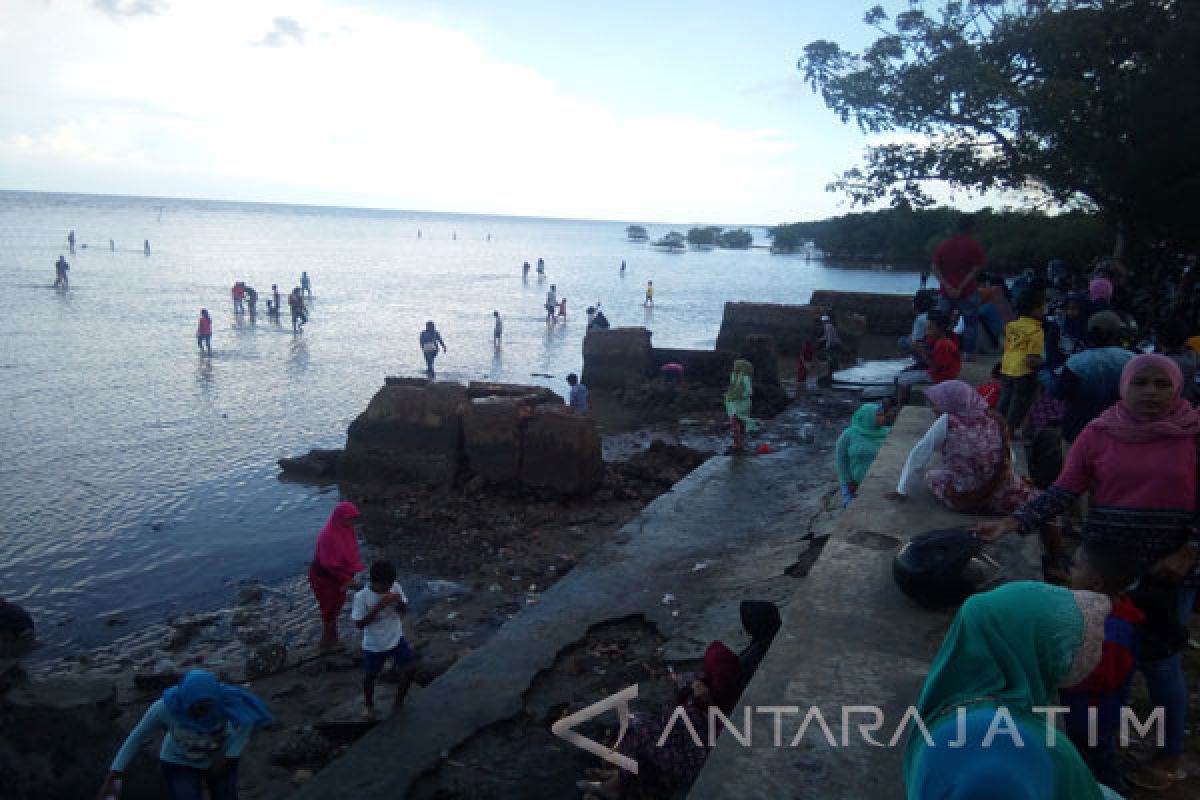 Pantai Talang Siring Pamekasan Mulai Ramai Wisatawan