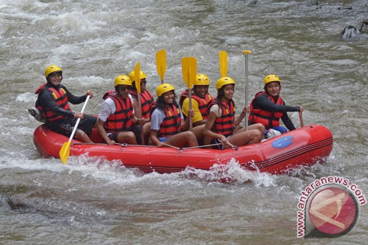 Barack Obama and family enjoys rafting on Ayung River, Bali
