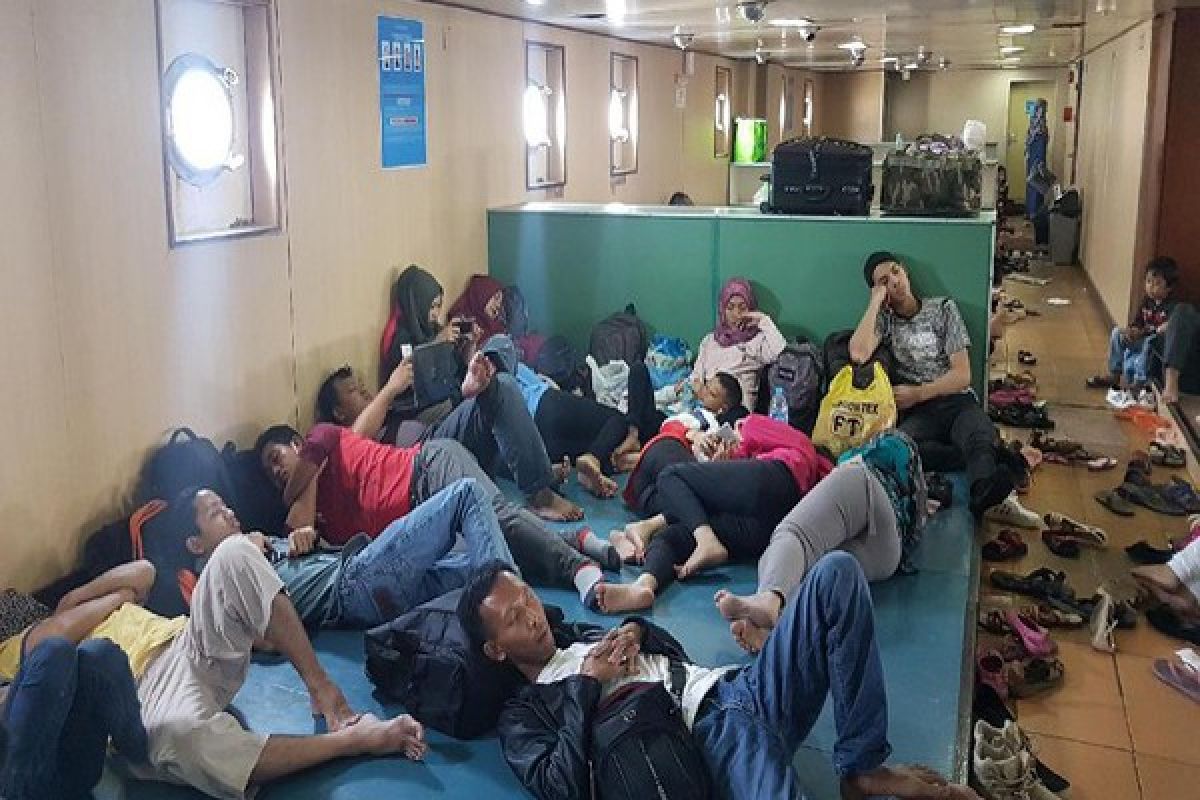 Melepas Lelah Ala Pemudik di Kapal Penyeberangan