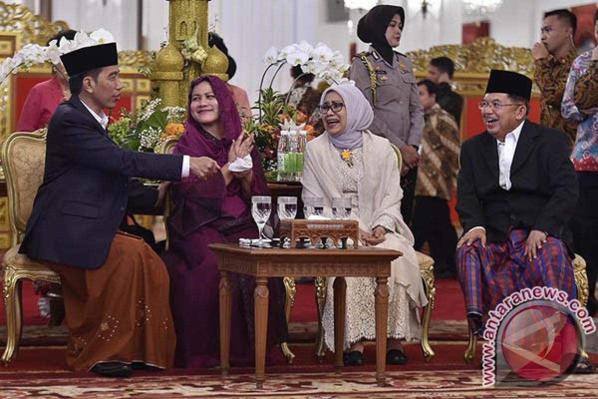 Senyum Jokowi "Open House" Idulfitri