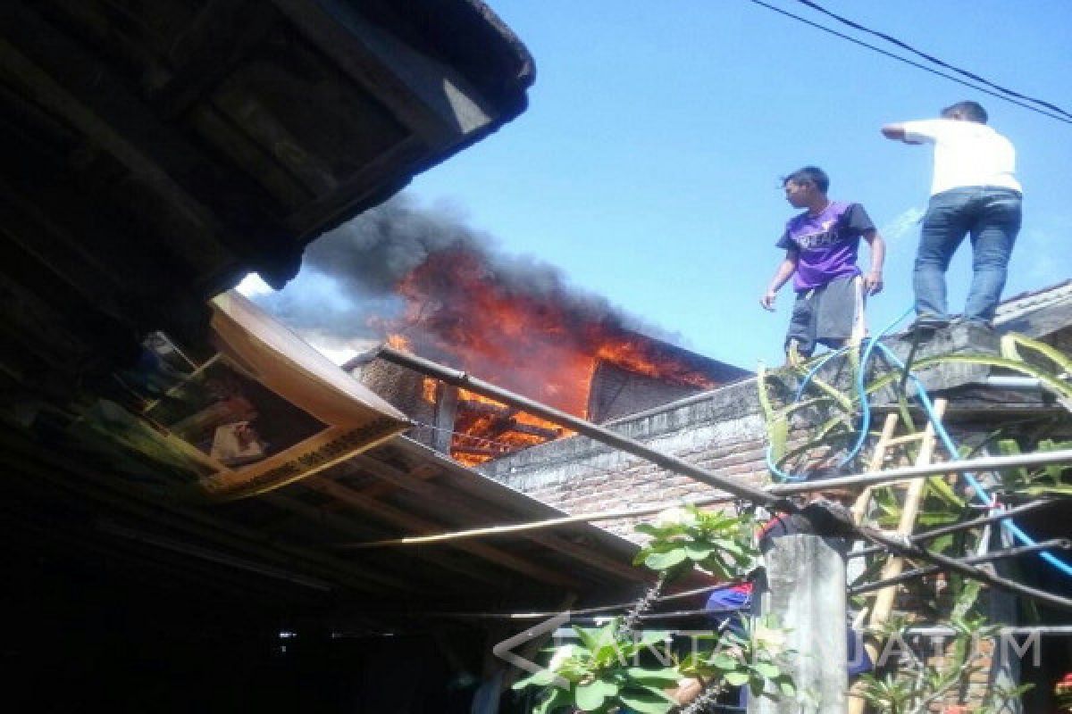 Rumah Warga Kediri Terbakar saat Ditinggal Silaturahmi 