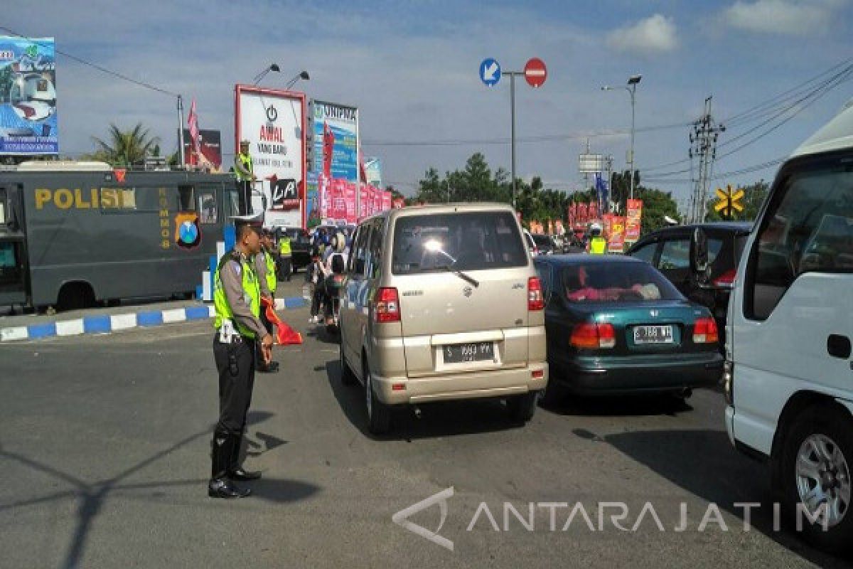 Kendaraan dari Arah Madiun ke Surabaya Padati Simpang Mengkreng     